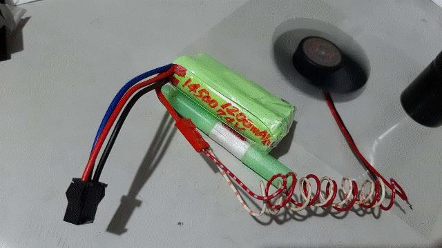 Robi2023.01.24_03_改造測試：單獨測試[電池7.4V]送電給[DC5V風扇]=看看會不會燒毀？轉速變很快！風量變很大！！.gif